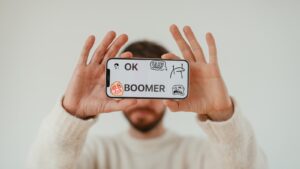 Homme qui montre son téléphone avec des mèmes dessus