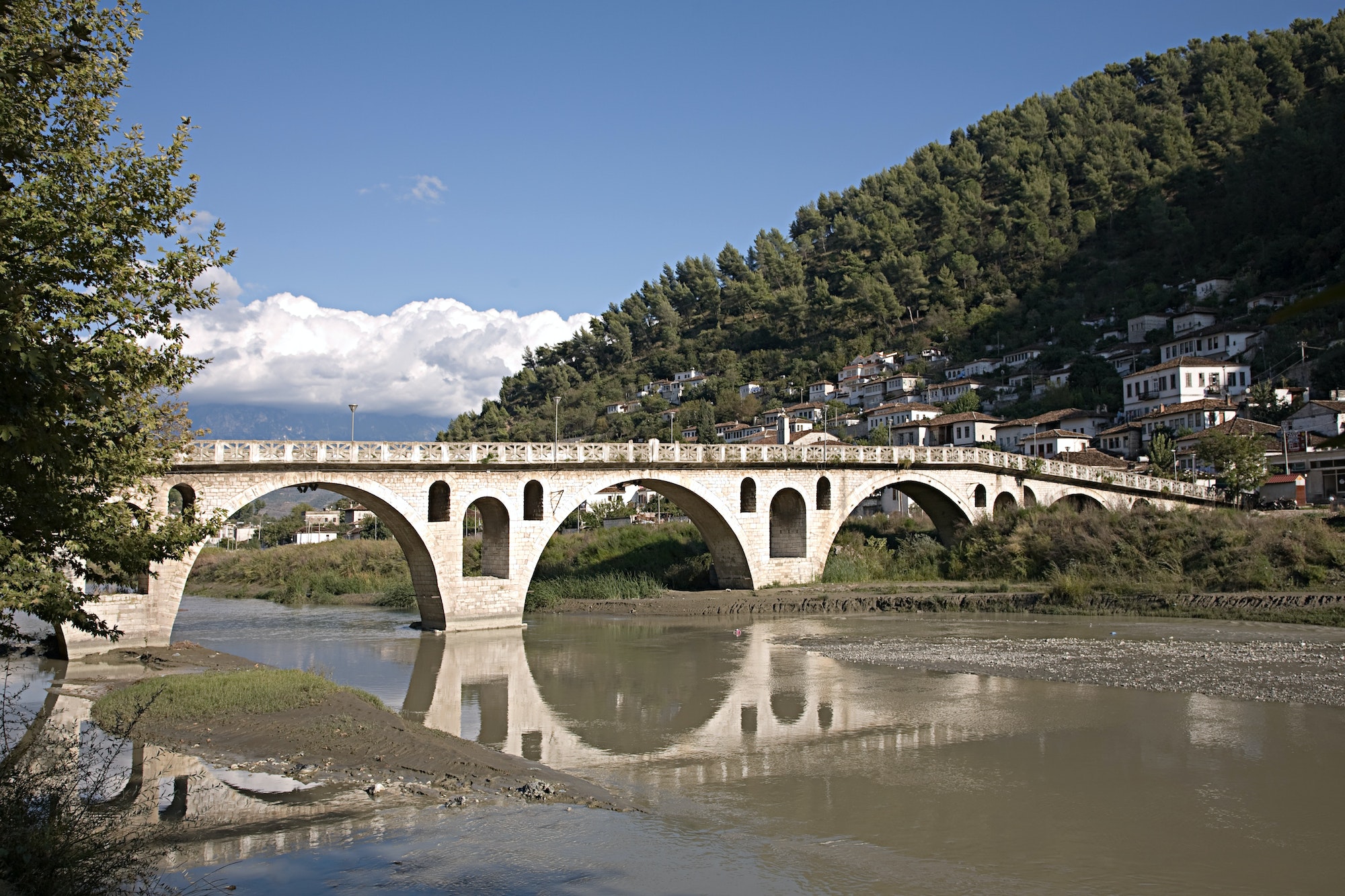 Ancien pont en pierre de Berat, en Albanie