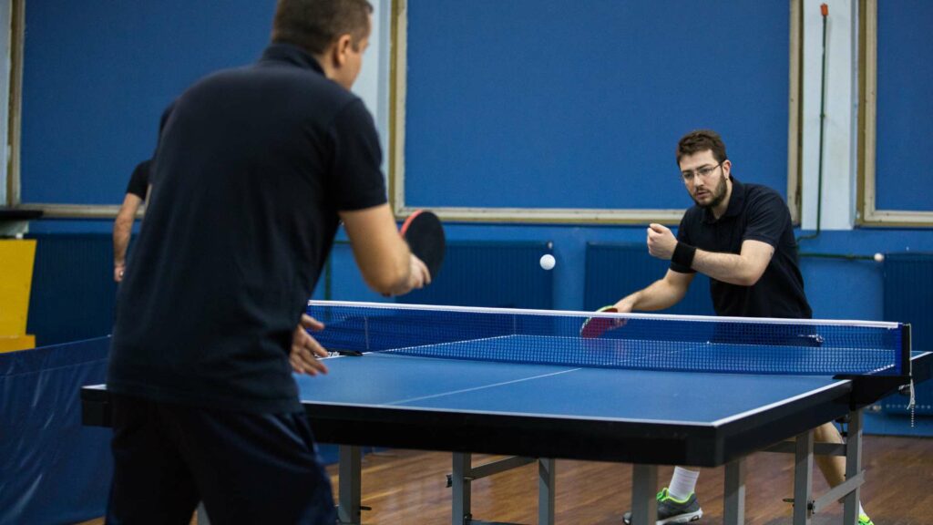 Une table de ping-pong haute