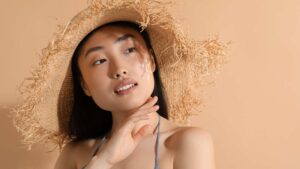 femme avec un chapeau de paille
