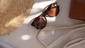 Lunettes de soleil sur un lit