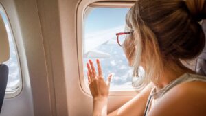 Femme dans un avion