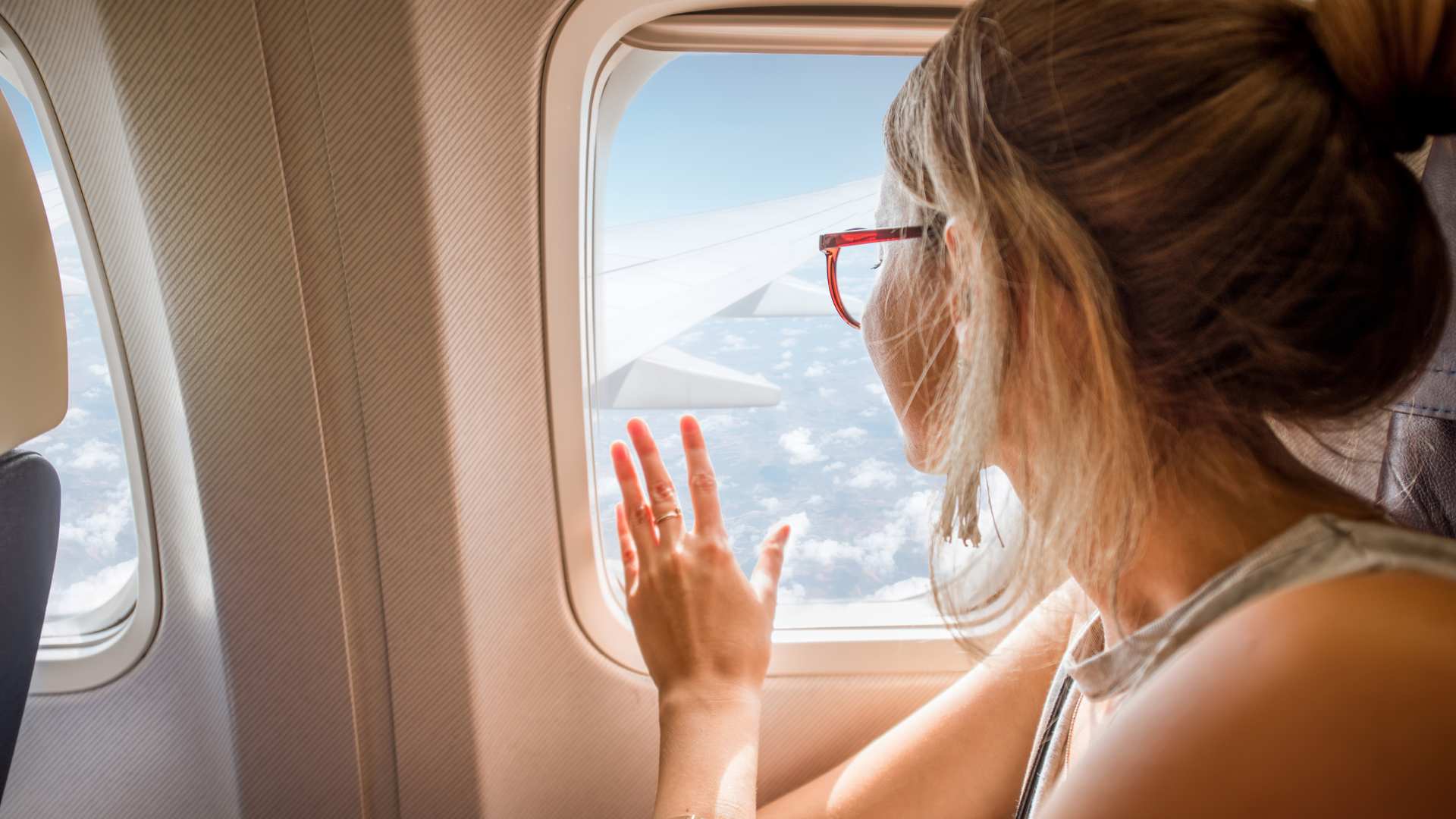 Femme dans un avion