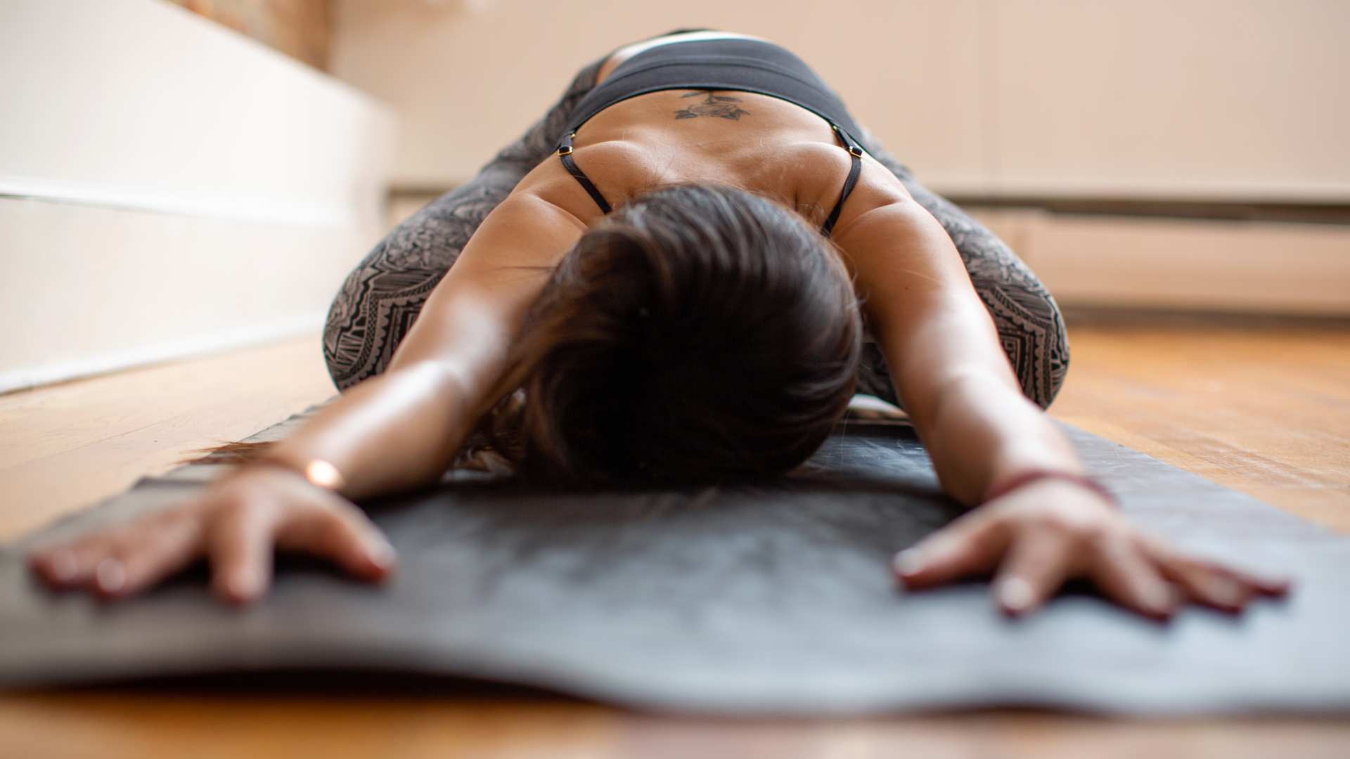 Yoga dans une chambre